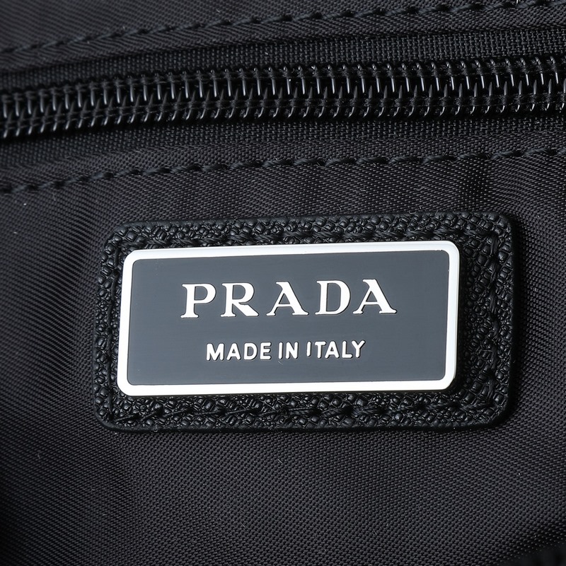 頂級(jí)原單品質(zhì)！ 型號(hào)819這款實(shí)用而時(shí)尚的小包選用再生尼龍(Re-Nylon)打