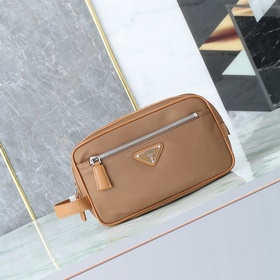 頂級原單品質！ 型號819最新軟木米色。這款實用而時尚的小包選用再生尼龍(Re-