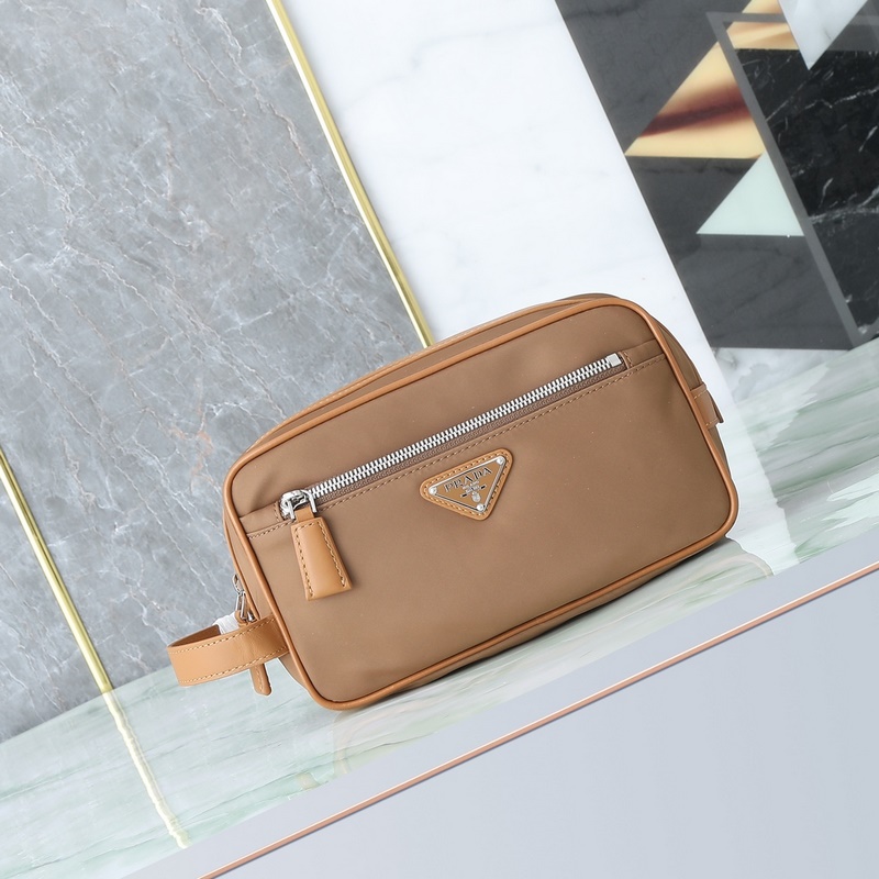 頂級原單品質！ 型號819最新軟木米色。這款實用而時尚的小包選用再生尼龍(Re-