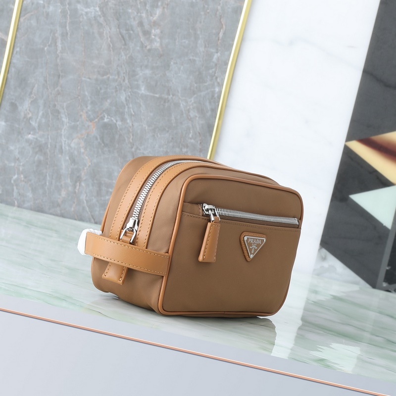 頂級原單品質！ 型號819最新軟木米色。這款實用而時尚的小包選用再生尼龍(Re-