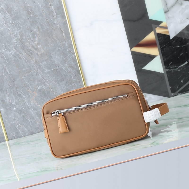 頂級原單品質！ 型號819最新軟木米色。這款實用而時尚的小包選用再生尼龍(Re-