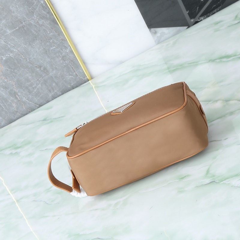 頂級原單品質！ 型號819最新軟木米色。這款實用而時尚的小包選用再生尼龍(Re-