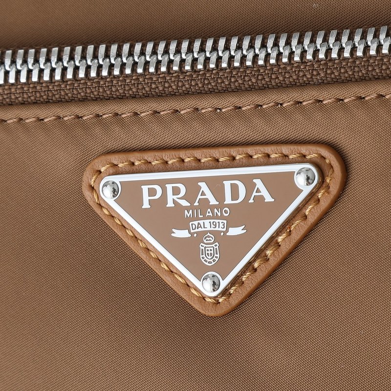 頂級原單品質！ 型號819最新軟木米色。這款實用而時尚的小包選用再生尼龍(Re-