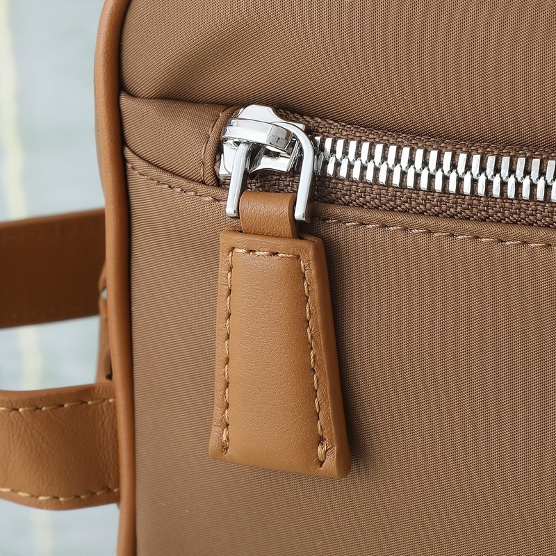 頂級原單品質！ 型號819最新軟木米色。這款實用而時尚的小包選用再生尼龍(Re-