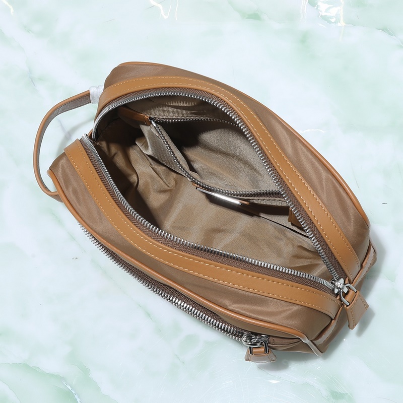 頂級原單品質！ 型號819最新軟木米色。這款實用而時尚的小包選用再生尼龍(Re-