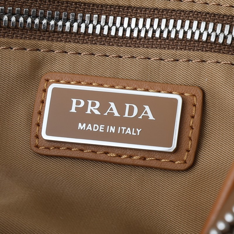 頂級原單品質！ 型號819最新軟木米色。這款實用而時尚的小包選用再生尼龍(Re-