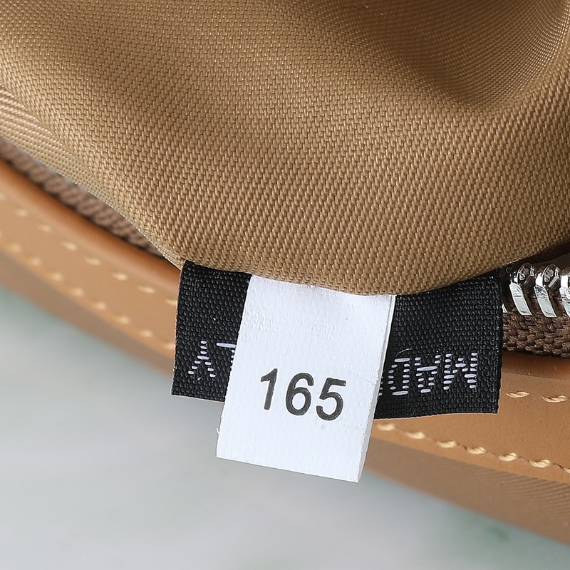 頂級原單品質！ 型號819最新軟木米色。這款實用而時尚的小包選用再生尼龍(Re-