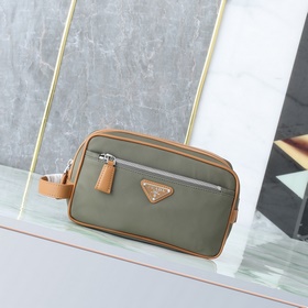 頂級原單品質！ 型號819這款實用而時尚的小包選用再生尼龍(Re-Nylon)打