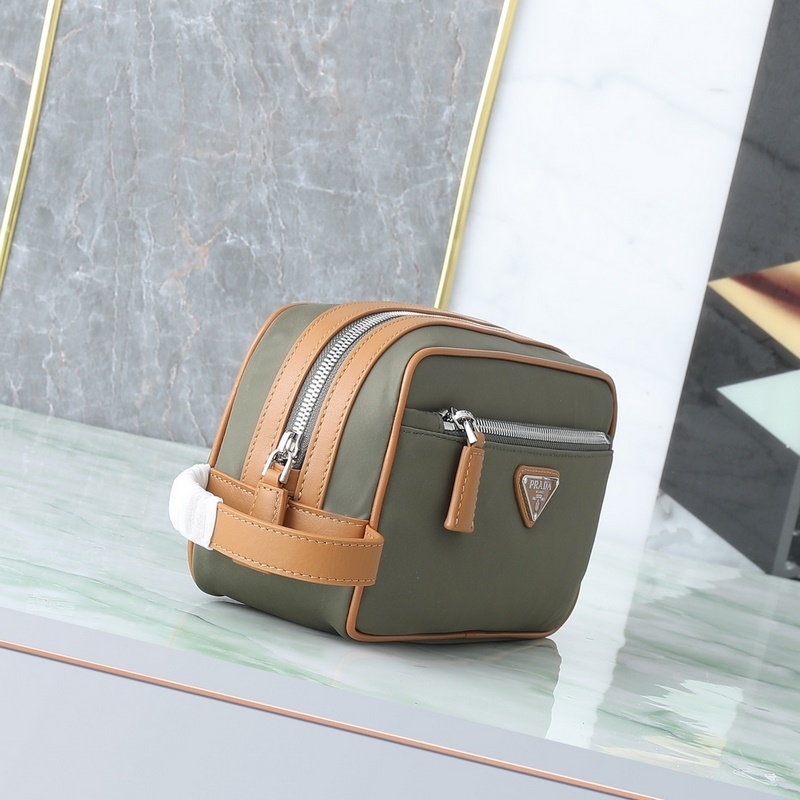 頂級原單品質！ 型號819這款實用而時尚的小包選用再生尼龍(Re-Nylon)打