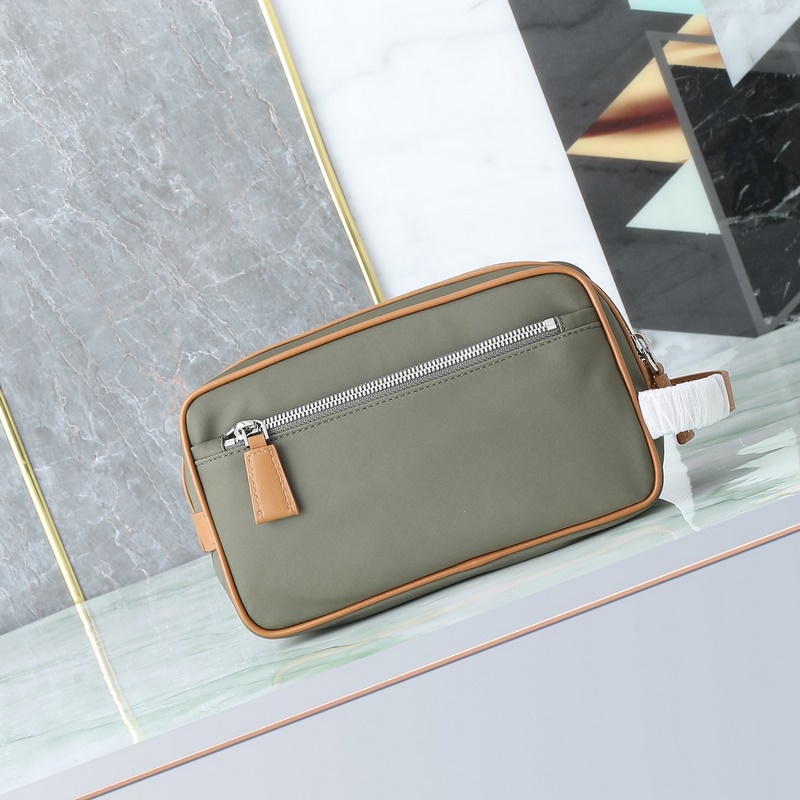 頂級原單品質！ 型號819這款實用而時尚的小包選用再生尼龍(Re-Nylon)打