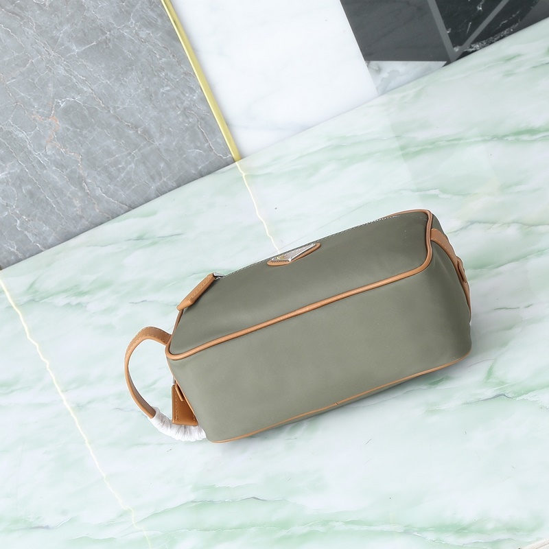 頂級原單品質！ 型號819這款實用而時尚的小包選用再生尼龍(Re-Nylon)打