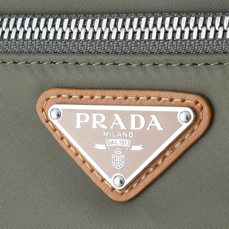 頂級原單品質！ 型號819這款實用而時尚的小包選用再生尼龍(Re-Nylon)打