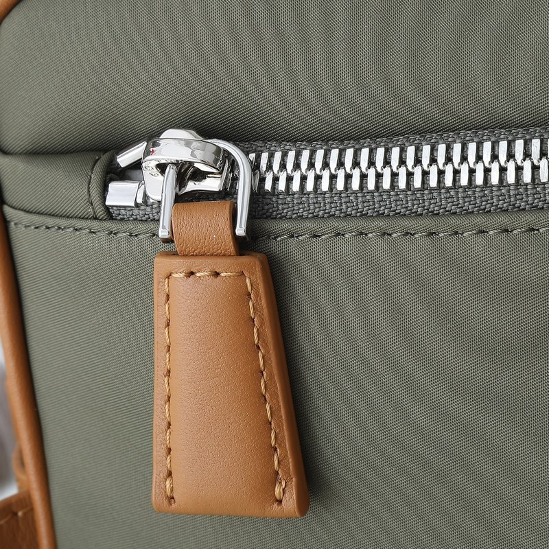 頂級原單品質！ 型號819這款實用而時尚的小包選用再生尼龍(Re-Nylon)打