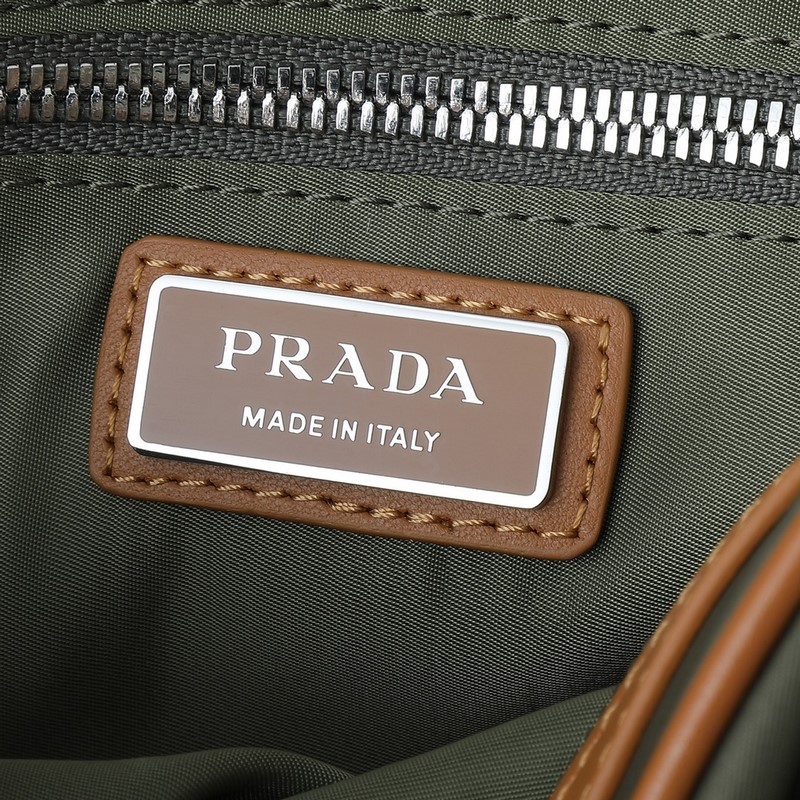 頂級原單品質！ 型號819這款實用而時尚的小包選用再生尼龍(Re-Nylon)打