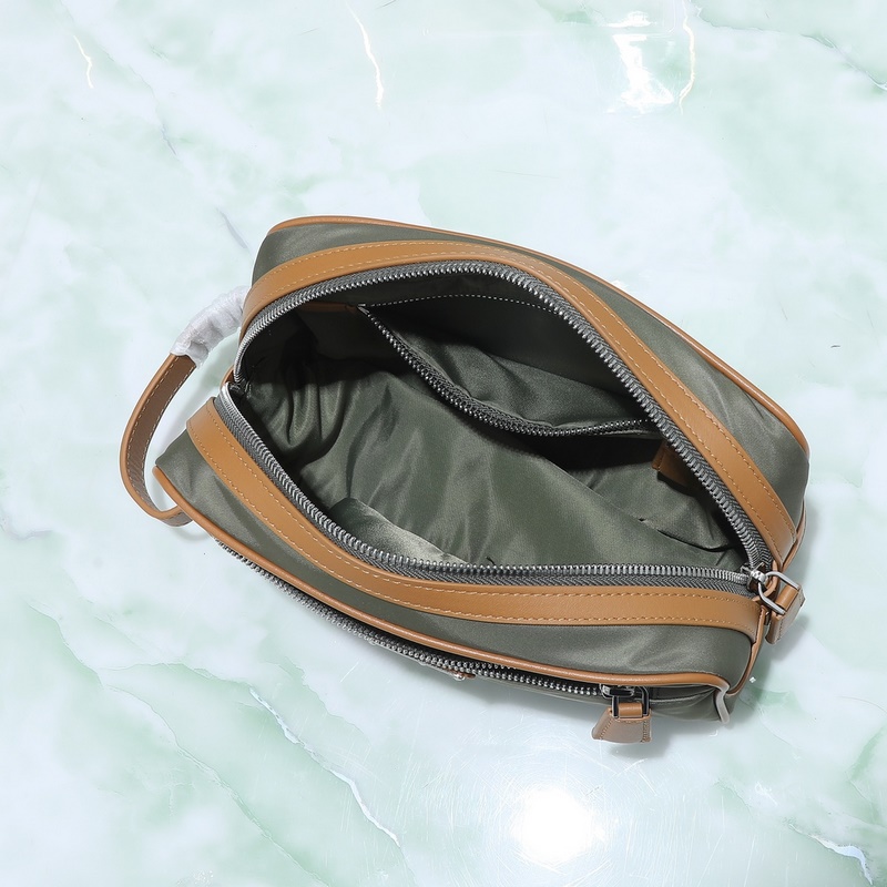 頂級原單品質！ 型號819這款實用而時尚的小包選用再生尼龍(Re-Nylon)打