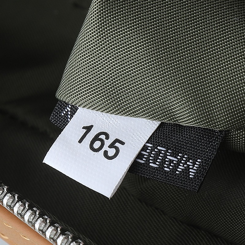 頂級原單品質！ 型號819這款實用而時尚的小包選用再生尼龍(Re-Nylon)打