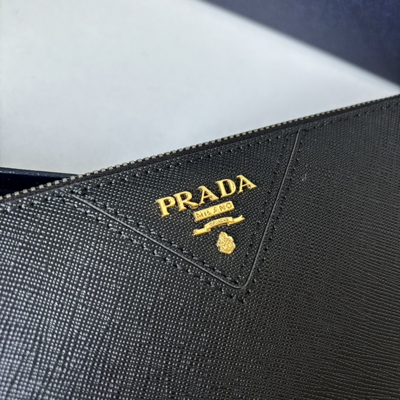 PRADA男士手包專櫃最新款式，官網同步，正品開發， 型號2NG016金色散字。