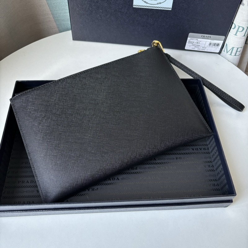 PRADA男士手包專櫃最新款式，官網同步，正品開發， 型號2NG016金色散字。