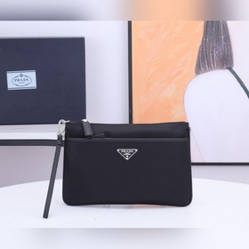 新款2NH006-2  三角嘜標.采用進口尼龍材質/牛皮，複雜牛皮拼色字母，內(nèi)口