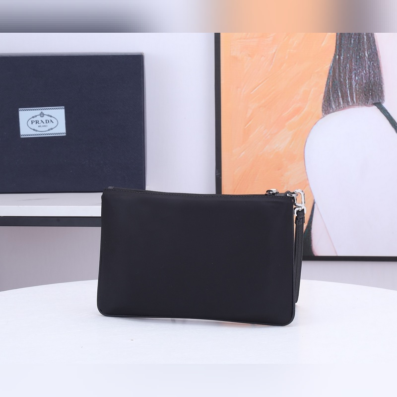 新款2NH006-2  三角嘜標.采用進口尼龍材質/牛皮，複雜牛皮拼色字母，內口