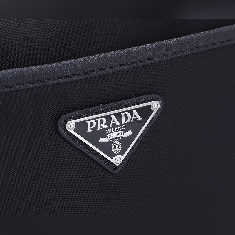 新款2NH006-2  三角嘜標.采用進口尼龍材質/牛皮，複雜牛皮拼色字母，內口