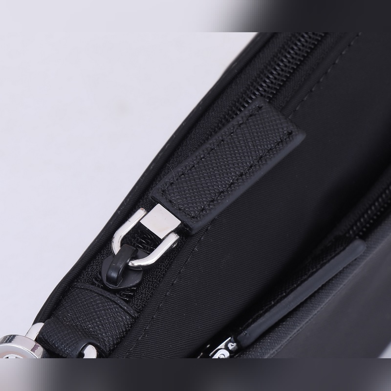 新款2NH006-2  三角嘜標.采用進口尼龍材質/牛皮，複雜牛皮拼色字母，內口