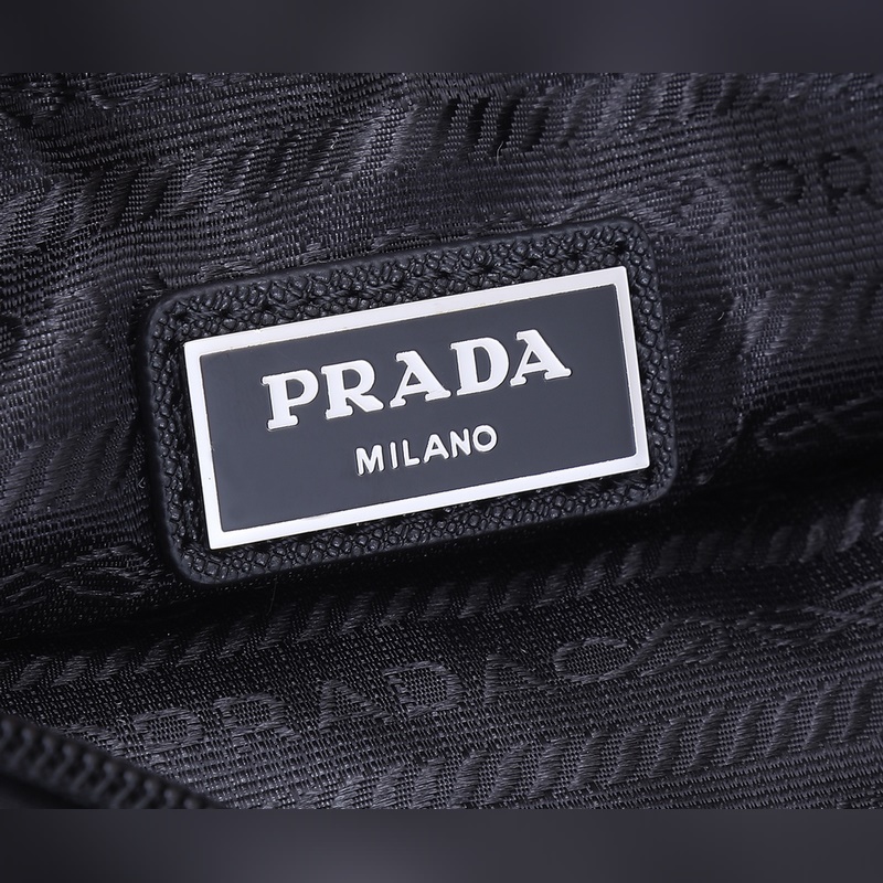 新款2NH006-2  三角嘜標.采用進口尼龍材質/牛皮，複雜牛皮拼色字母，內口