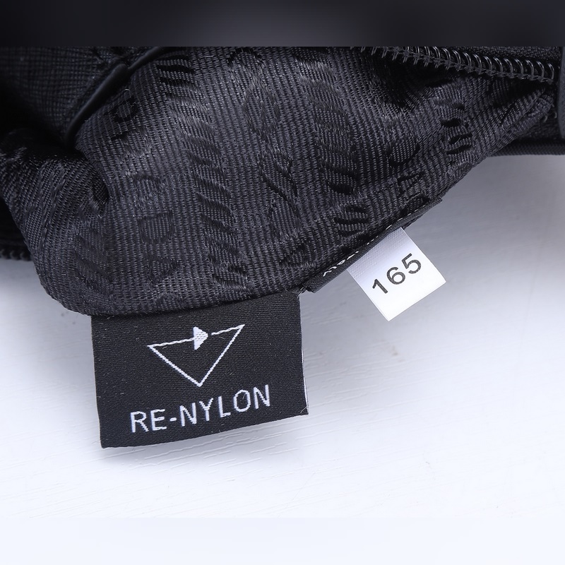 新款2NH006-2  三角嘜標.采用進口尼龍材質/牛皮，複雜牛皮拼色字母，內口