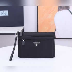 P家專櫃最新款手包2NH007到貨采用進口尼龍防水面料，可拆卸皮手腕，Prada