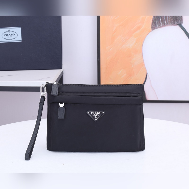 P家專櫃最新款手包2NH007到貨采用進口尼龍防水面料，可拆卸皮手腕，Prada