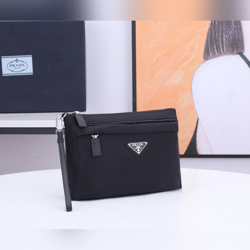 P家專櫃最新款手包2NH007到貨采用進口尼龍防水面料，可拆卸皮手腕，Prada