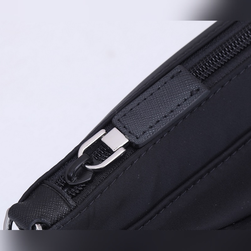 P家專櫃最新款手包2NH007到貨采用進口尼龍防水面料，可拆卸皮手腕，Prada