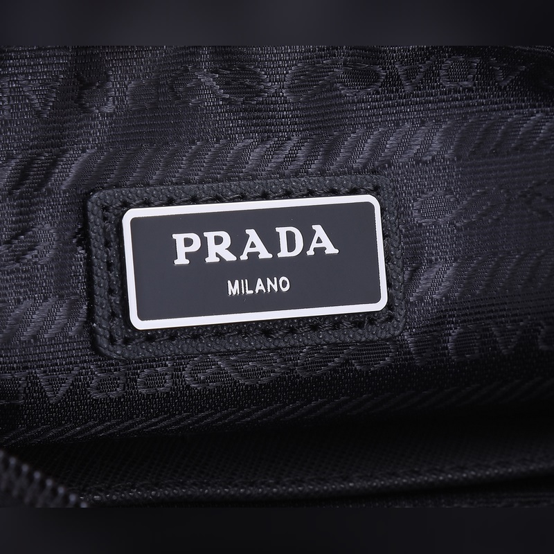 P家專櫃最新款手包2NH007到貨采用進口尼龍防水面料，可拆卸皮手腕，Prada