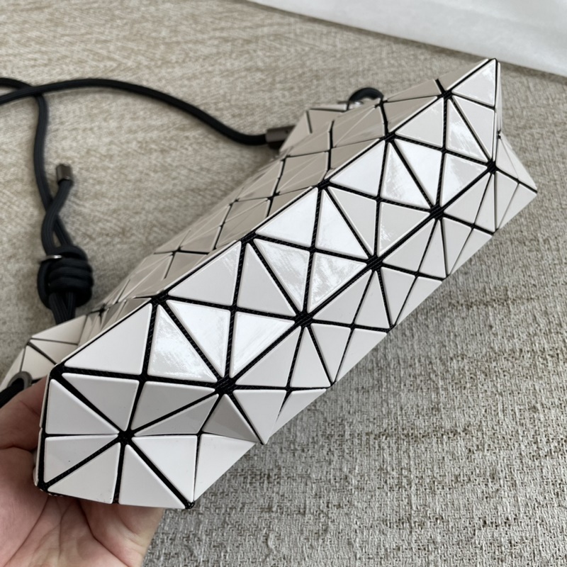 米白色 三宅一生豆腐包 新款 貿易公司渠道出口訂單 代工廠出品 肩帶可以調節長短