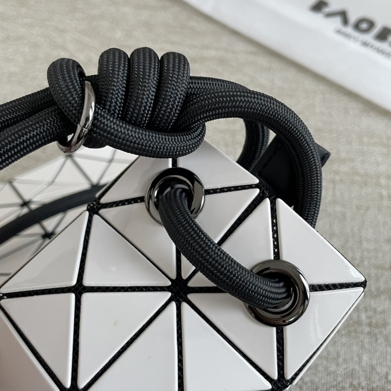 米白色 三宅一生豆腐包 新款 貿易公司渠道出口訂單 代工廠出品 肩帶可以調節長短