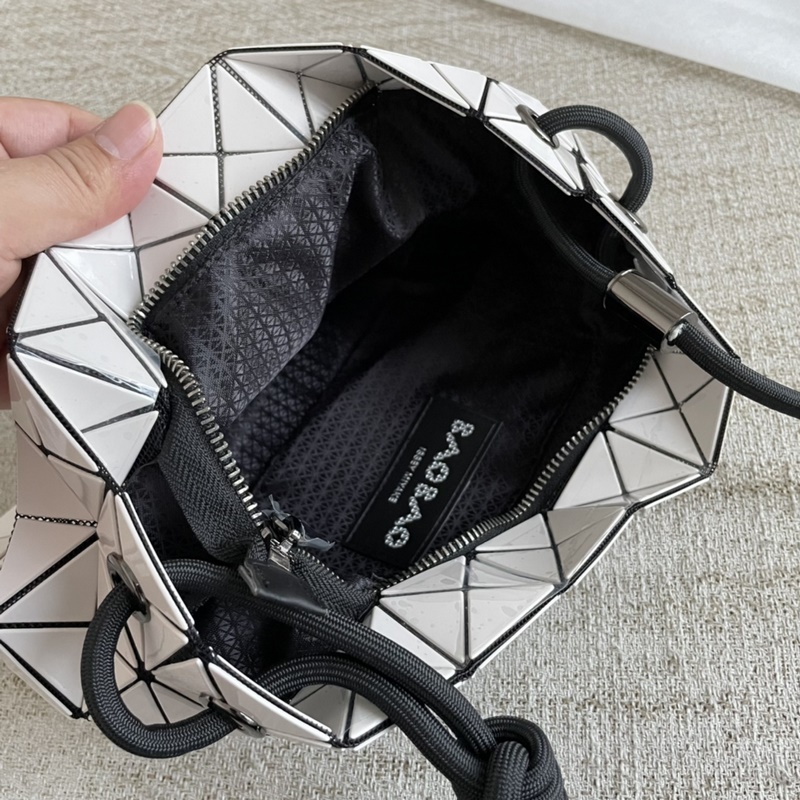 米白色 三宅一生豆腐包 新款 貿易公司渠道出口訂單 代工廠出品 肩帶可以調節長短