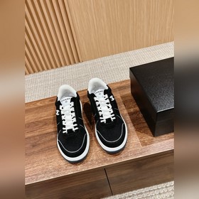 香奈兒新配色毛呢休閑滑闆鞋 熊貓運動鞋，小紅書博主們都很愛頻頻推薦個個都是時髦精