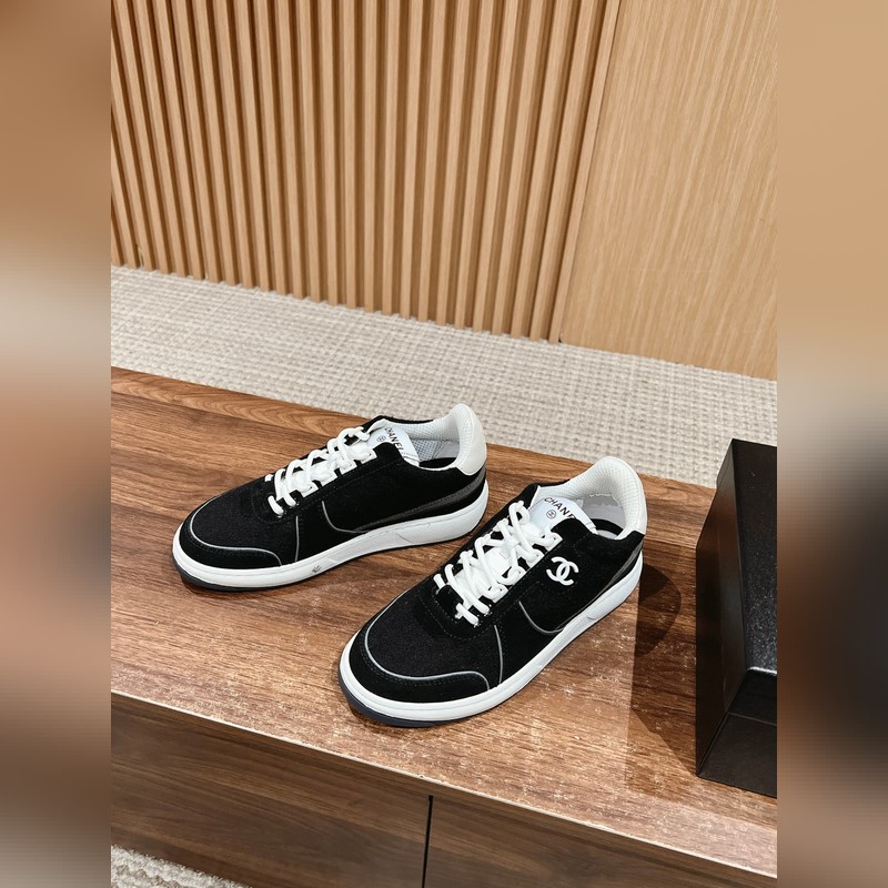 香奈兒新配色毛呢休閑滑闆鞋 熊貓運動鞋，小紅書博主們都很愛頻頻推薦個個都是時髦精