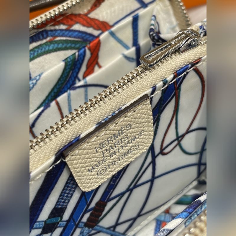 Silk‘in方塊錢包 compact wallet，外皮epsom ，內(nèi)絲質(zhì)，