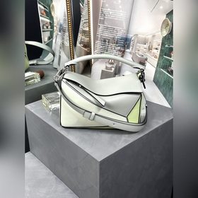 原廠皮  LOEWE    羅家經典       幾何小號手袋 型號：3001