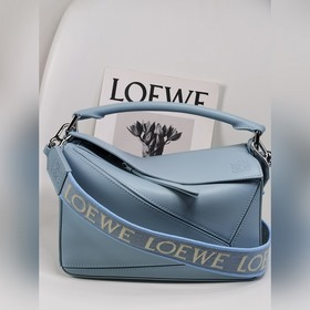 原廠皮  LOEWE    L w    3501 小號緞面牛皮革Puzzle