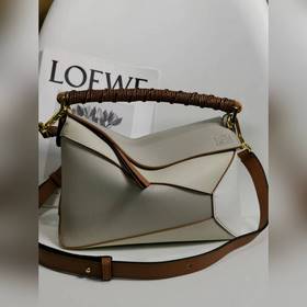 原廠皮  LOEWE    編織的手提帶更具特色，讓人一見難忘型號3001A