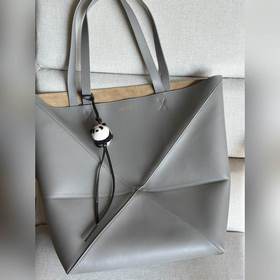 原廠皮  LOEWE    新品 1761 大號亮面牛皮 珍珠灰色Puzzl