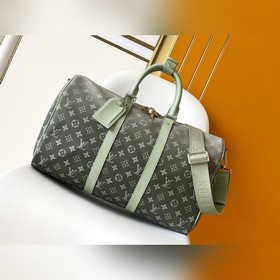 m11718 變碼芯片 用漸變單圖畫布制作，這款keepall帶子包45以其印刷