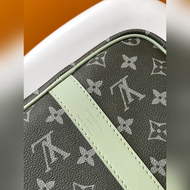 m11718 變碼芯片 用漸變單圖畫布制作，這款keepall帶子包45以其印刷