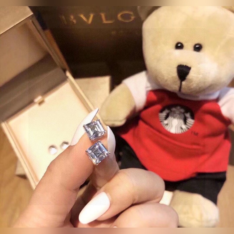 BV寶格麗18k四爪 鑲嵌方鑽 耳釘 經(jīng)典簡(jiǎn)單款人人都愛。定制的官方1：1寶塔切