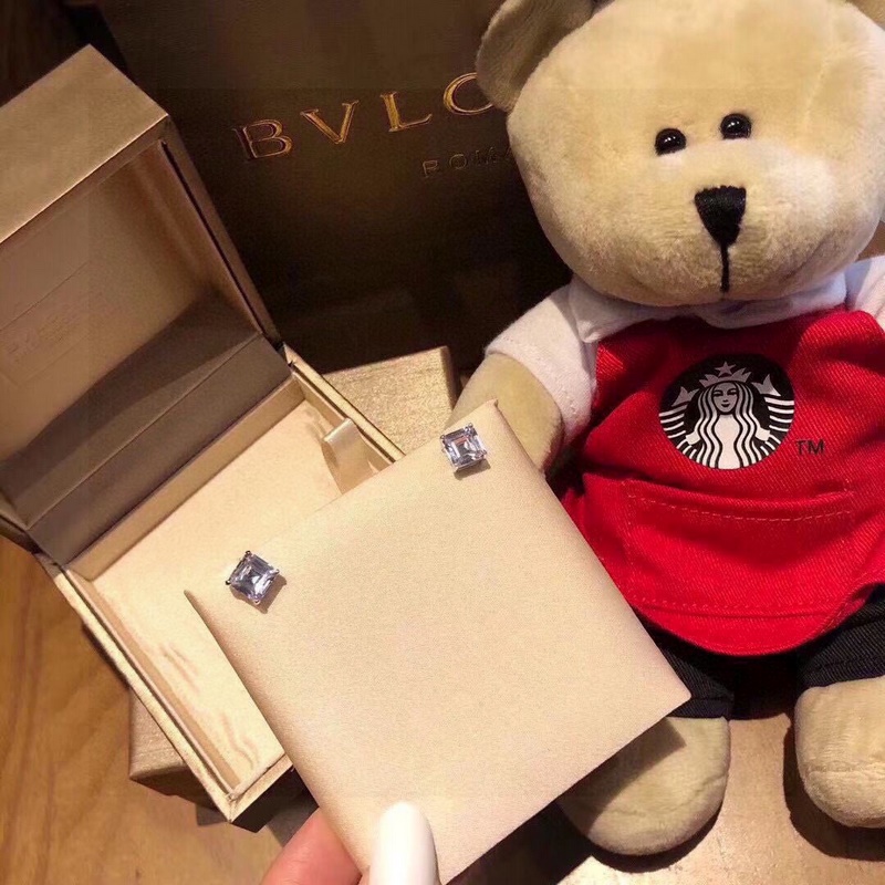 BV寶格麗18k四爪 鑲嵌方鑽 耳釘 經(jīng)典簡(jiǎn)單款人人都愛。定制的官方1：1寶塔切