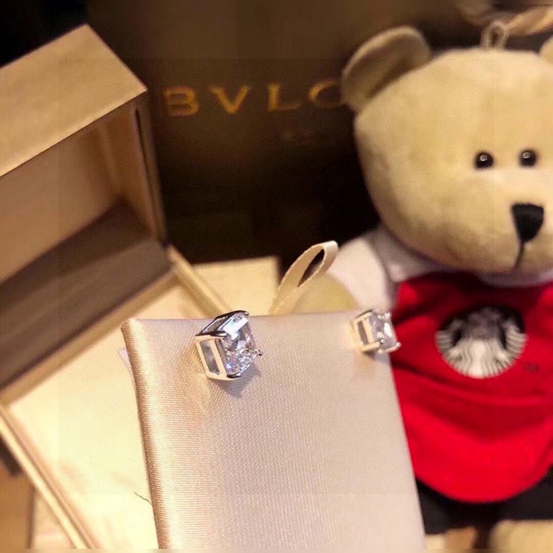 BV寶格麗18k四爪 鑲嵌方鑽 耳釘 經(jīng)典簡(jiǎn)單款人人都愛。定制的官方1：1寶塔切