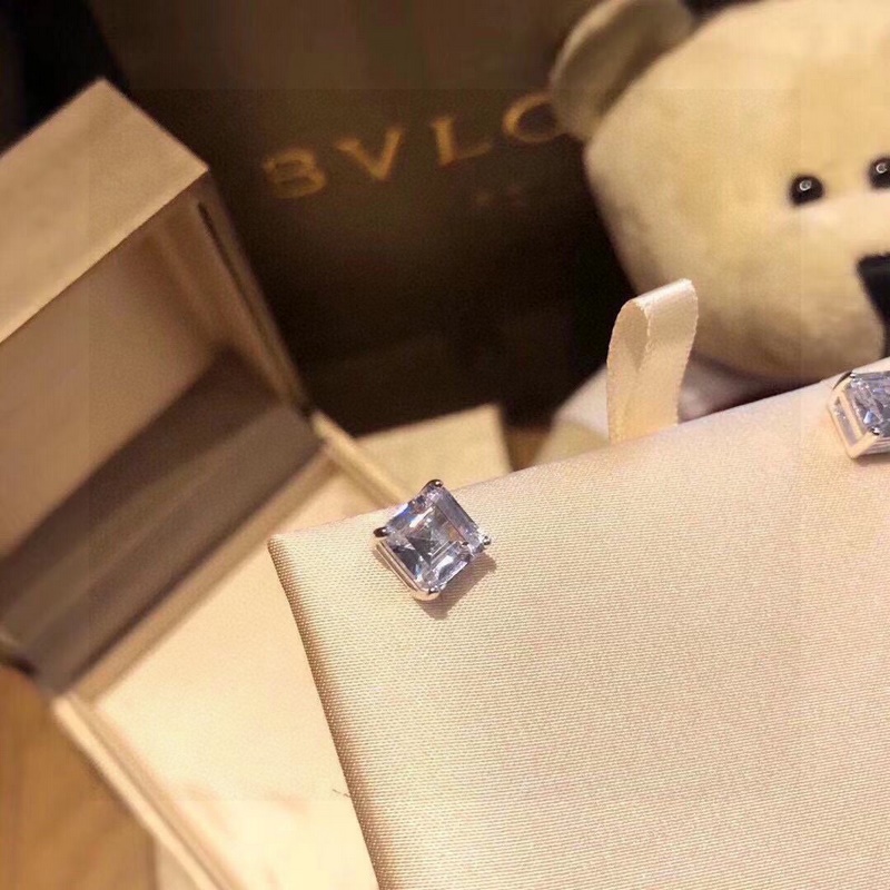 BV寶格麗18k四爪 鑲嵌方鑽 耳釘 經(jīng)典簡(jiǎn)單款人人都愛。定制的官方1：1寶塔切