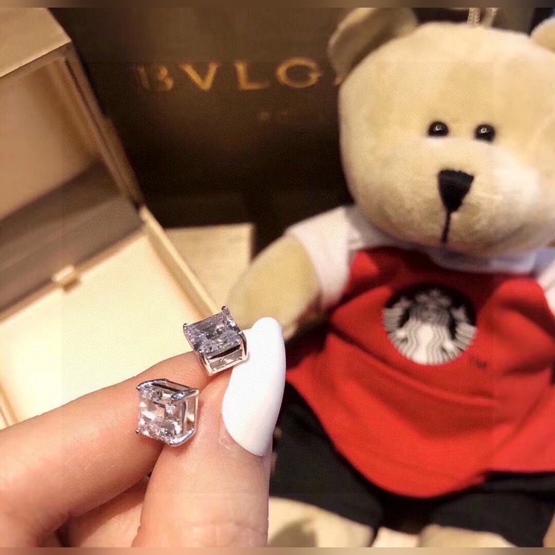 BV寶格麗18k四爪 鑲嵌方鑽 耳釘 經(jīng)典簡(jiǎn)單款人人都愛。定制的官方1：1寶塔切